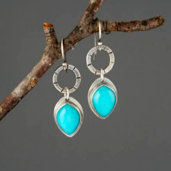 Jewelry - Beautiful vibrant color dangle drop earrings